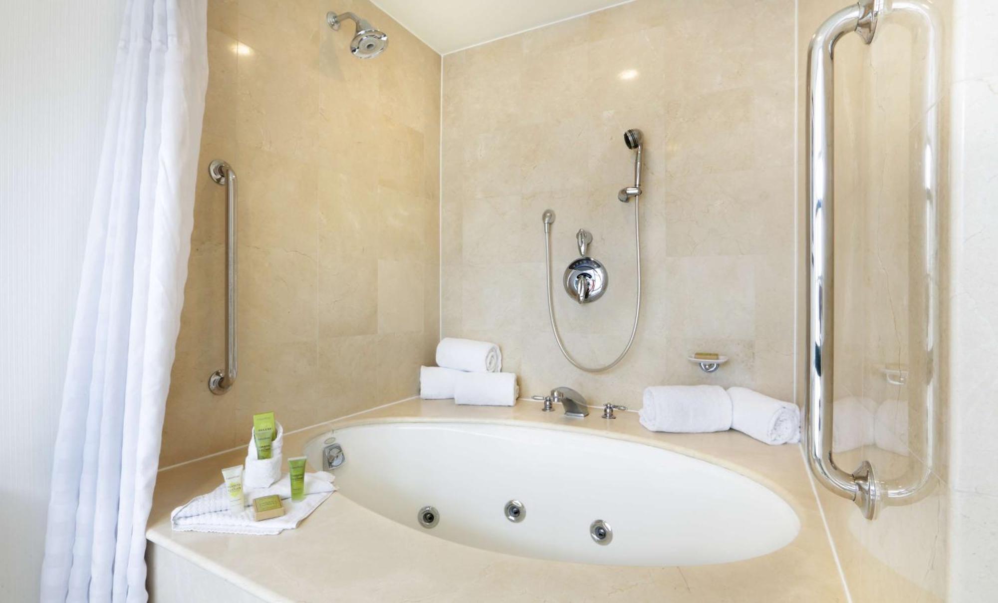 Отель Hilton Мистик Экстерьер фото