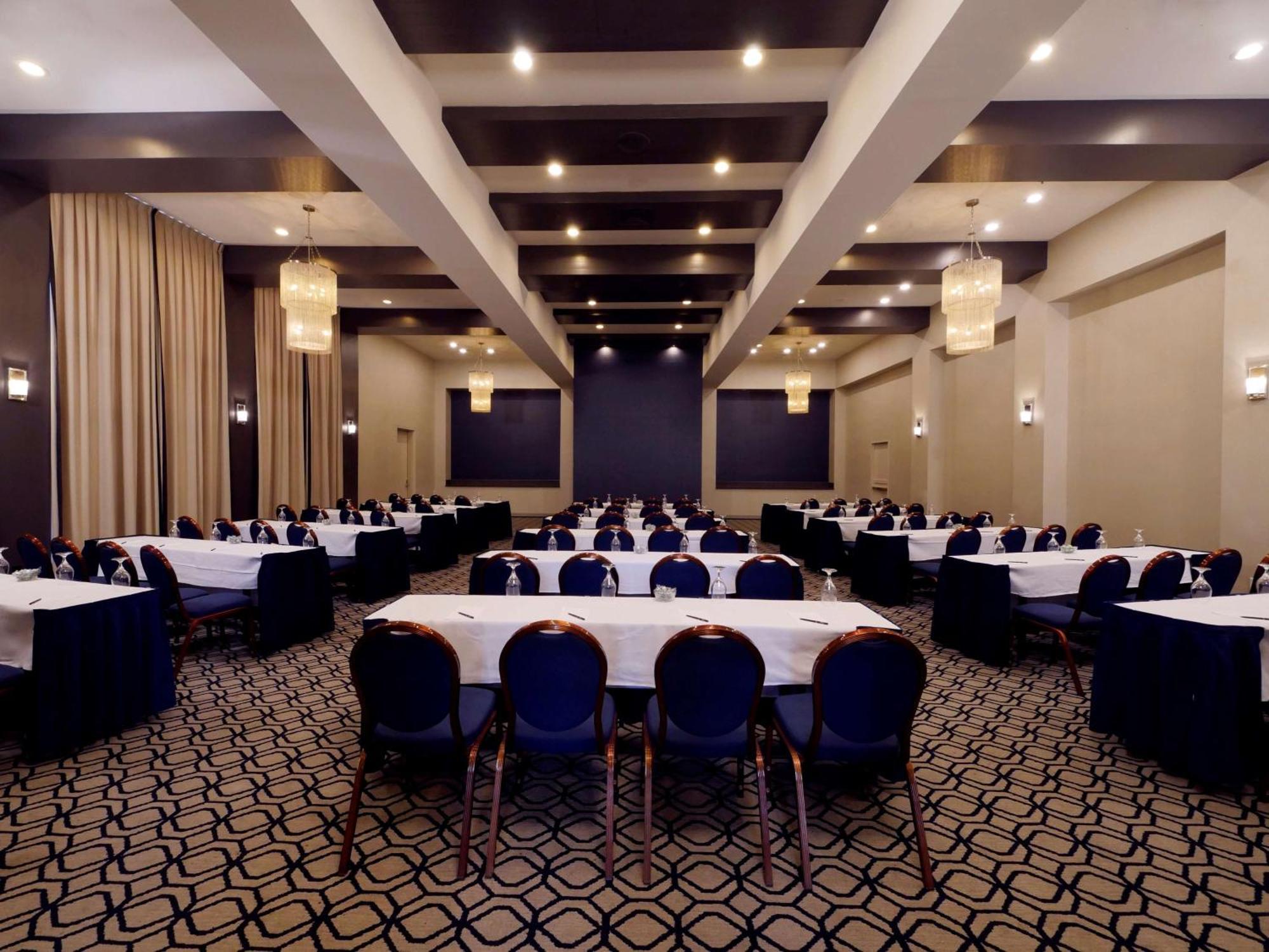 Отель Hilton Мистик Экстерьер фото