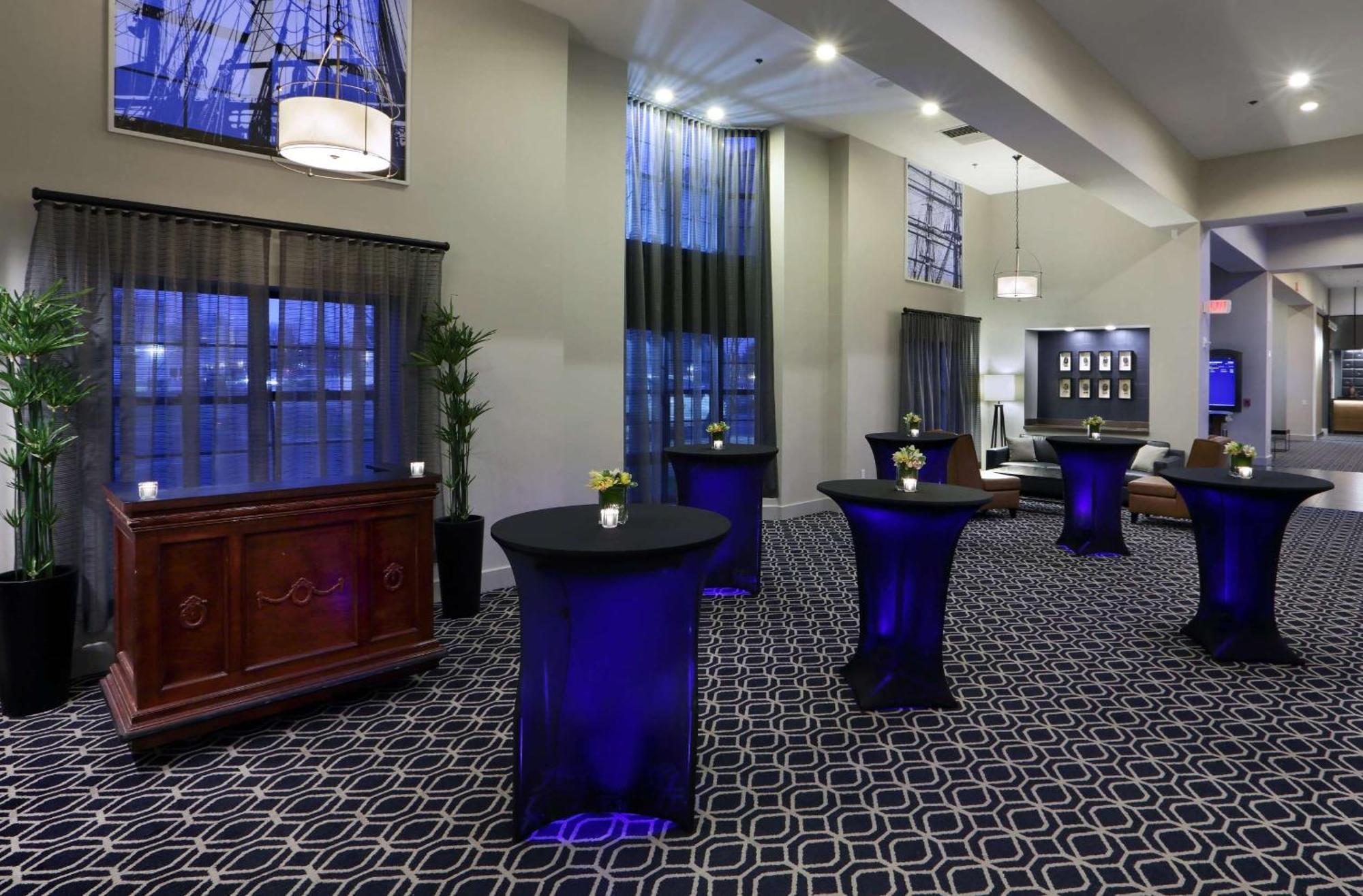 Отель Hilton Мистик Экстерьер фото