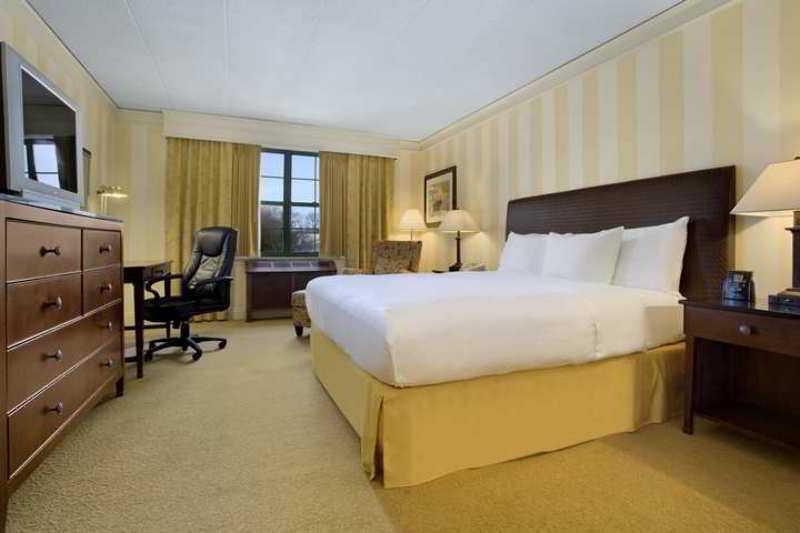 Отель Hilton Мистик Экстерьер фото